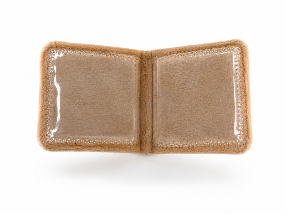 Fotoboekje van zacht pluche, open met transparante hoesjes van 6 bij 6 cm